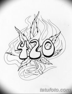 Черно-белое фото тату с цифрами 420, стилизованными под пламя. Эскиз татуировки выполнен в графическом стиле с детальной проработкой огня.