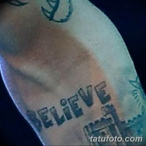 Фото татуировки на руке: надпись "BELIEVE" стилизованным шрифтом, расположенная на предплечье.
