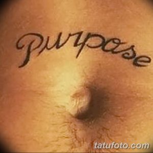Фото тату на груди: надпись 'Purpose' выполненная каллиграфическим шрифтом. Черно-серый рисунок татуировки.