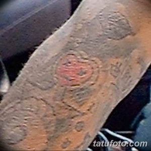 Фото тату: нечеткий и размытый рисунок татуировки на руке, с преобладанием черного цвета и неясными контурами.