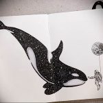 Сюрреалистичный эскиз татуировки, изображающий косатку и космонавта. Косатка выполнена в стиле звездного неба, а космонавт держит в руках луну.