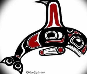 Фото тату косатки, выполненное в традиционном стиле Northwest Coast Native American art. Яркие цвета и характерные формы.