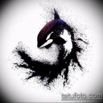 Фото тату косатки, выполненное в черных тонах с использованием эффекта брызг краски. Динамичное изображение, создающее ощущение движения.