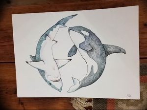 Эскиз татуировки, изображающий противостояние касатки и акулы, выполненный в графическом стиле с использованием спиральных узоров.