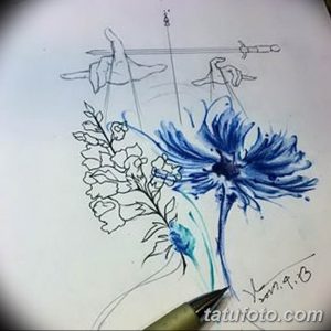 Эскиз тату с изображением синего василька, выполненного в смешанной технике: графика и акварель. Дополнительные элементы - руки с кинжалами.