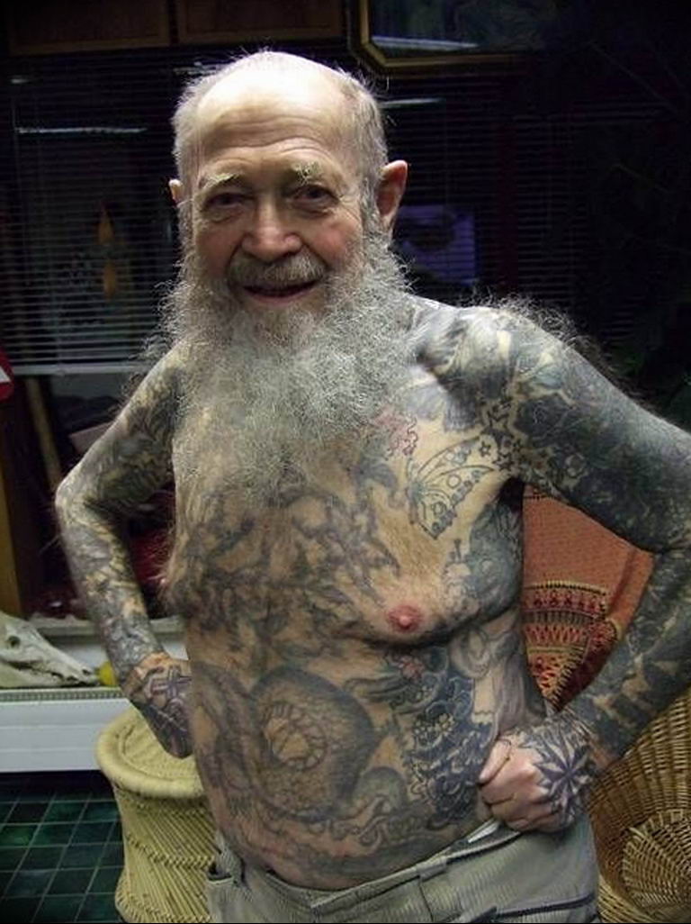 Дедушка с татуировками