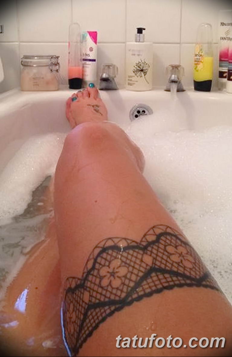 Пухленькая бритая. Ноги девушки в ванне. Ноги в ванной с тату. Женские ножки в ванной. Селфи ног в ванной.