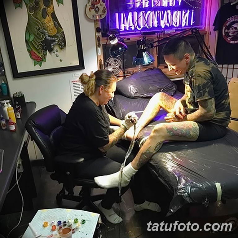 Жена татуировщика планирует снять кожу мужа и сохранить ее - фото 4