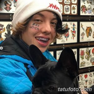 Фото татуировки на лице Лил Зена: надпись 'Zzz Lover' и другие татуировки. Минималистичный стиль и провокационный выбор места.