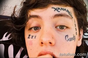 Фото татуировок на лице Лил Зена: надписи 'Zzz Lover', 'Candy' и '1996'. Минималистичный стиль и провокационный выбор места.