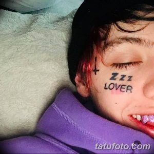 Фото татуировки на лице Лил Зена: надпись 'Zzz Lover' и небольшой крест под глазом. Минималистичный стиль и провокационный выбор места.