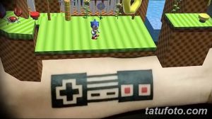 Фото тату с изображением контроллера D-Pad и персонажа Sonic the Hedgehog на фоне игрового уровня.