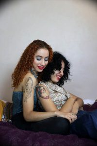 Фото татуировок на руках двух девушек, изображающих минималистичные рисунки в черно-белой гамме. Идеально для поиска идей для небольших и изящных татуировок.