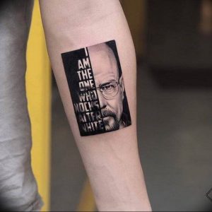 Фото тату на руке: портрет Уолтера Уайта из сериала Breaking Bad с цитатой "I am the one who knocks", выполненный в черно-белых тонах, демонстрирует любовь к культовому сериалу.