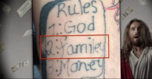 Фото татуировки с надписью 'Rules 1. God 2. Family 3. Money' на руке. Черно-серый рисунок, простой стиль, татуировка, отражающая жизненные ценности.
