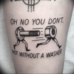 Фото татуировки в виде бегущего болта с надписью "Oh no you don't! Not without a washer!". Забавная и оригинальная идея для тату.