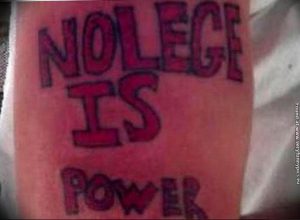 Неудачная татуировка на руке с надписью "NOLEGE IS POWER", содержащая орфографическую ошибку. Яркий розовый цвет.