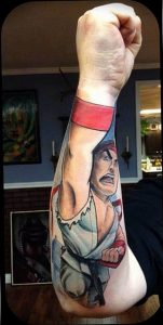 Фото тату на руке с изображением Рю из Street Fighter. Детализированный рисунок и яркие цвета делают татуировку впечатляющей.