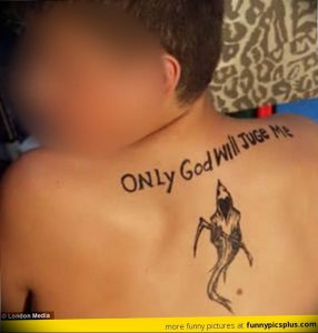 Фото татуировки на спине с изображением Жнеца и надписью "Only God Will Judge Me".