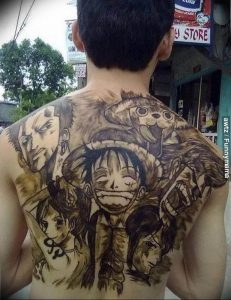 Фото татуировки на спине мужчины, изображающее персонажей аниме One Piece. Детализированный рисунок татуировки выполнен в стиле аниме.