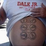 Фото тату: татуировка с изображением шести пивных банок, расположенных в форме шестигранника на животе мужчины.