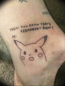 Фото тату: минималистичная татуировка Пикачу с надписью "THEM: You know that's permanent right? ME:" на предплечье.