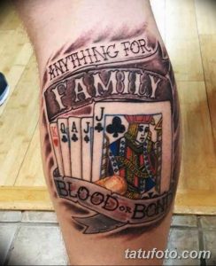 Фото тату на ноге: изображение игральных карт с надписью "Anything for Family" и "Blood or Bond", выполненное в ярких цветах.