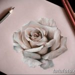 Фото тату: реалистичный рисунок розы, выполненный карандашом на бумаге. Мягкие тени и плавные переходы создают объемный эффект.