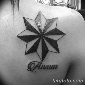 Фото тату: черная восьмиконечная звезда с надписью "Ansun" на лопатке. Индивидуальный рисунок татуировки.