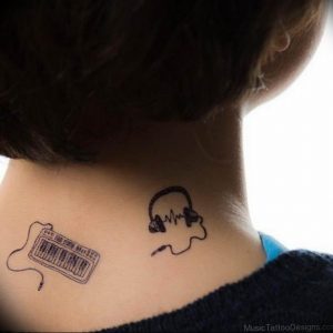 Фото тату: черная татуировка наушников и синтезатора, расположенная на шее.