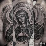 Фото тату Богоматери, пронзенной мечами, на груди. Детализированное изображение в черно-белом стиле с облаками.