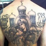 Фото тату Богоматери с храмом на фоне на спине мужчины. Детализированное изображение в черно-сером стиле.