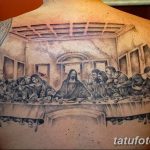 Фото масштабной татуировки Тайной Вечери на спине. Черно-серый рисунок татуировки с детальной проработкой фигур и интерьера.
