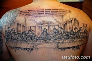 Фото масштабной татуировки Тайной Вечери на спине. Черно-серый рисунок татуировки с детальной проработкой фигур и интерьера.
