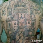 Фото масштабной татуировки Христа и храма на спине. Черно-серый рисунок татуировки с детальной проработкой архитектуры и лица Христа.