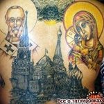 Фото тату на плече с изображением Иисуса Христа, Богородицы и Московского Кремля, выполненное в реалистичном стиле с использованием черных и серых оттенков.