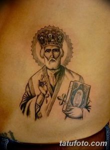 Фото тату святого в иконописном стиле, выполненное в черно-серых тонах. Изображение размещено на груди и отличается традиционной иконографией.