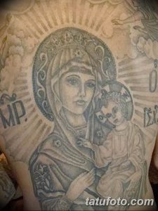 Фото татуировки с изображением иконы Богоматери с младенцем Иисусом, выполненной в традиционном стиле с использованием ярких цветов и золотых акцентов.