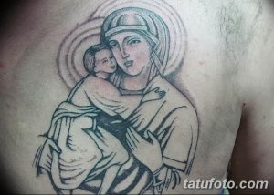 Фото тату Мадонны с младенцем на груди. Черно-белое изображение, классический стиль, религиозная тематика, упрощенные формы.