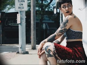 Фото тату на теле девушки: рукава, бедра, предплечья покрыты детализированными татуировками в стиле олд скул и традишнл.