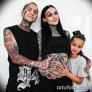 Фото семьи с татуировками: мужчина, женщина и маленькая девочка. Пример семейных татуировок и общей любви к искусству.