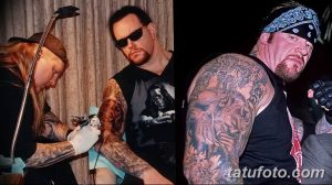 Фотография процесса нанесения татуировки на руку рестлера Undertaker. Виден татуировщик и эскиз татуировки.