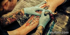 Фото процесса татуировки: мастер наносит яркий рисунок на руку клиента. Детализированная татуировка, яркие цвета, профессиональное оборудование.