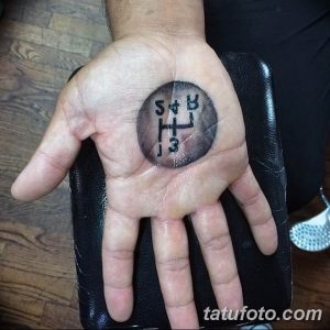 Фото тату: схема коробки передач на ладони. Черно-белый рисунок татуировки с четкими линиями и обозначениями.