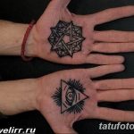 Фото тату на ладонях: черная пентаграмма на одной руке и всевидящее око в треугольнике на другой. Символы мистики и эзотерики, выполненные в графическом стиле.