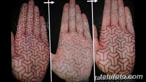 Фото тату на ладони: сложный геометрический рисунок, создающий эффект оптической иллюзии, выполненный в черном и красном цветах.