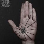 Фото тату: абстрактный геометрический рисунок на ладони, выполненный черными линиями. Эскиз тату в стиле минимализм, символизирующий энергию и движение.