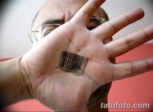 Фотография татуировки на ладони с изображением человеческого лица и штрих-кода. Реалистичный портрет и четкий штрих-код.