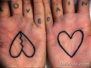 Фото парных тату на ладонях: одно сердце разбито пополам, другое – целое. Черно-белые татуировки символизируют любовь и потерю.