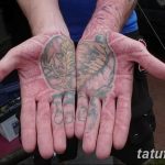 Фото тату дерева жизни на обеих ладонях. Рисунок выполнен в серо-коричневых тонах, с детальной проработкой ветвей и корней.